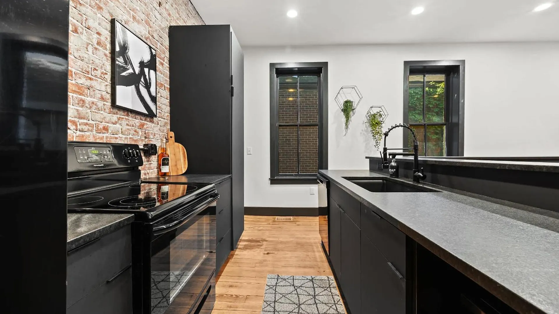 Unique Black Home In The Heart Of Shelby Park Louisville Feriehus