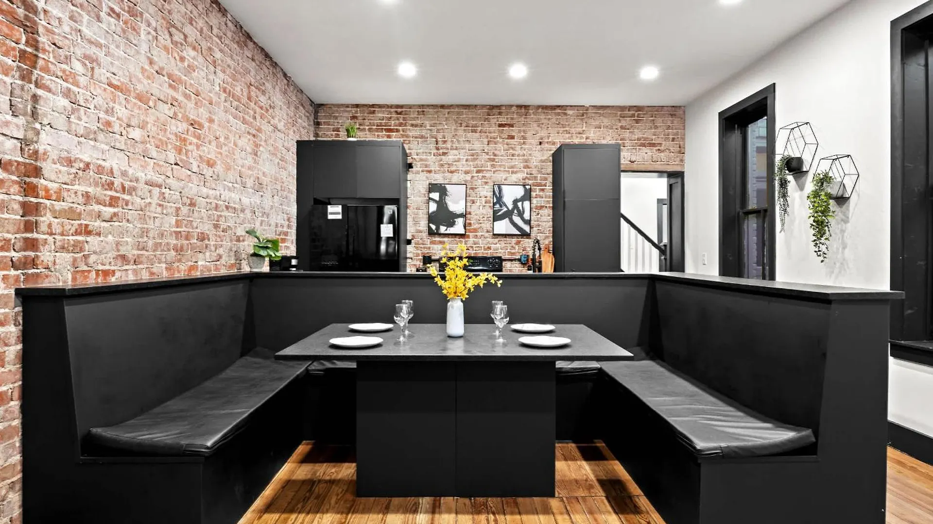 Unique Black Home In The Heart Of Shelby Park Louisville Feriehus