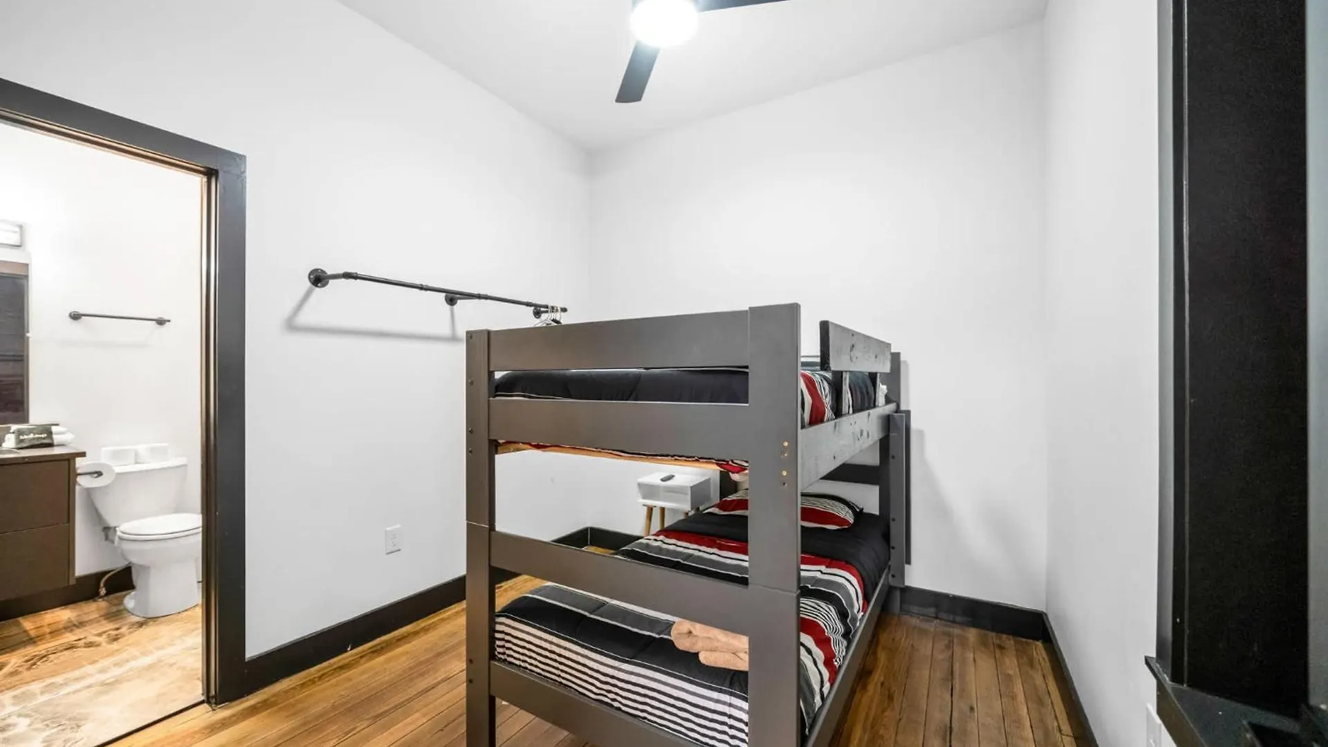 Unique Black Home In The Heart Of Shelby Park Луисвилл Дом отдыха