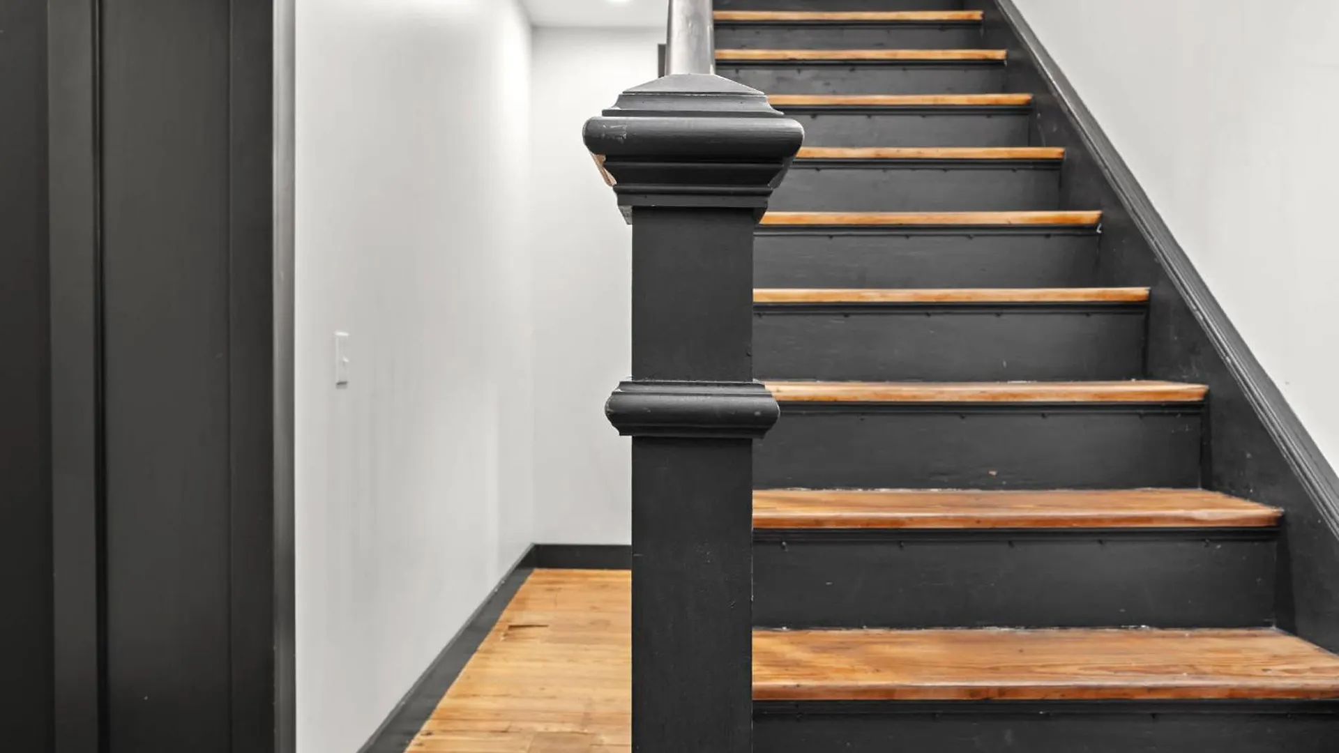 Unique Black Home In The Heart Of Shelby Park Луисвилл