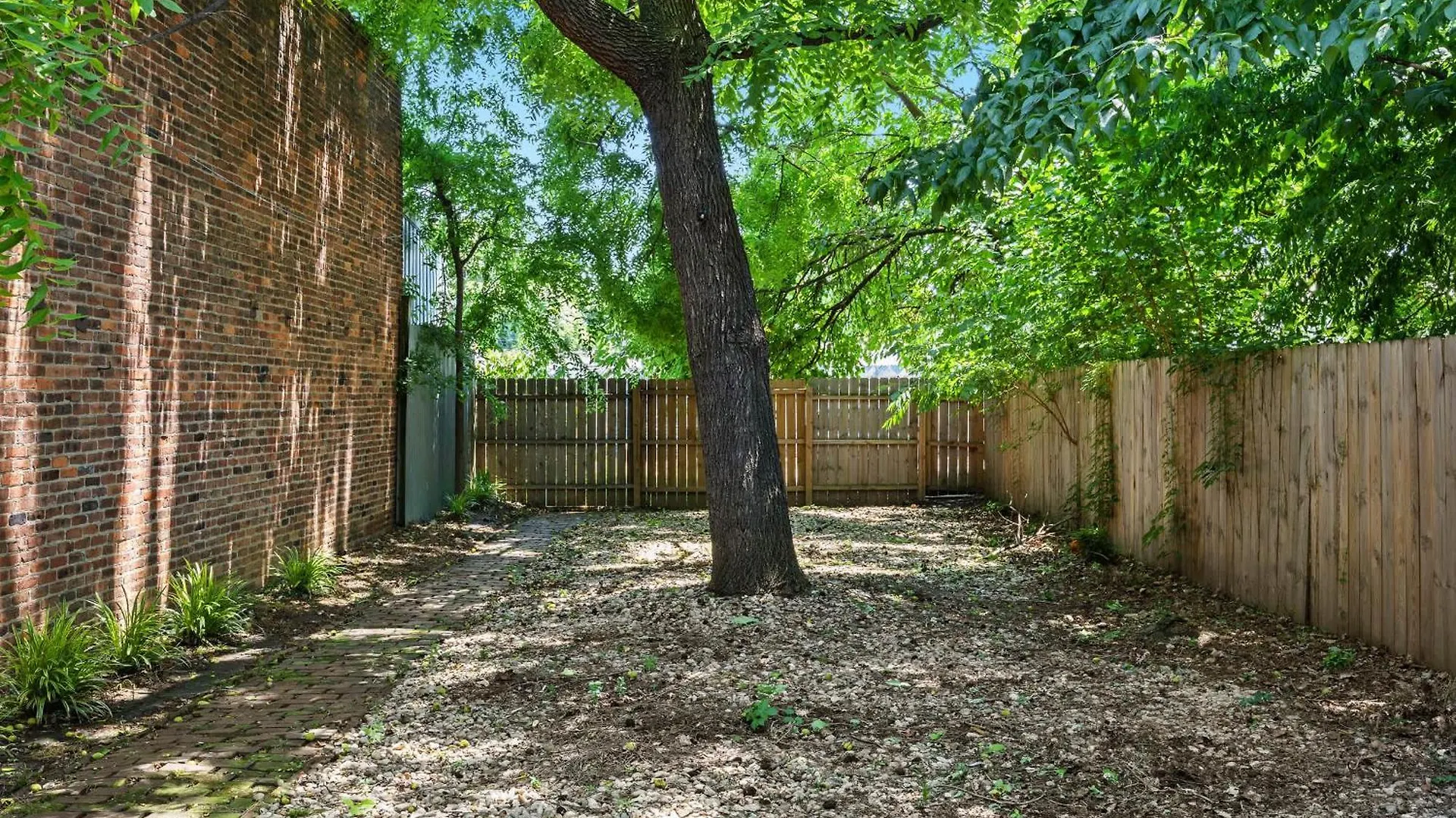 Unique Black Home In The Heart Of Shelby Park Луисвилл
