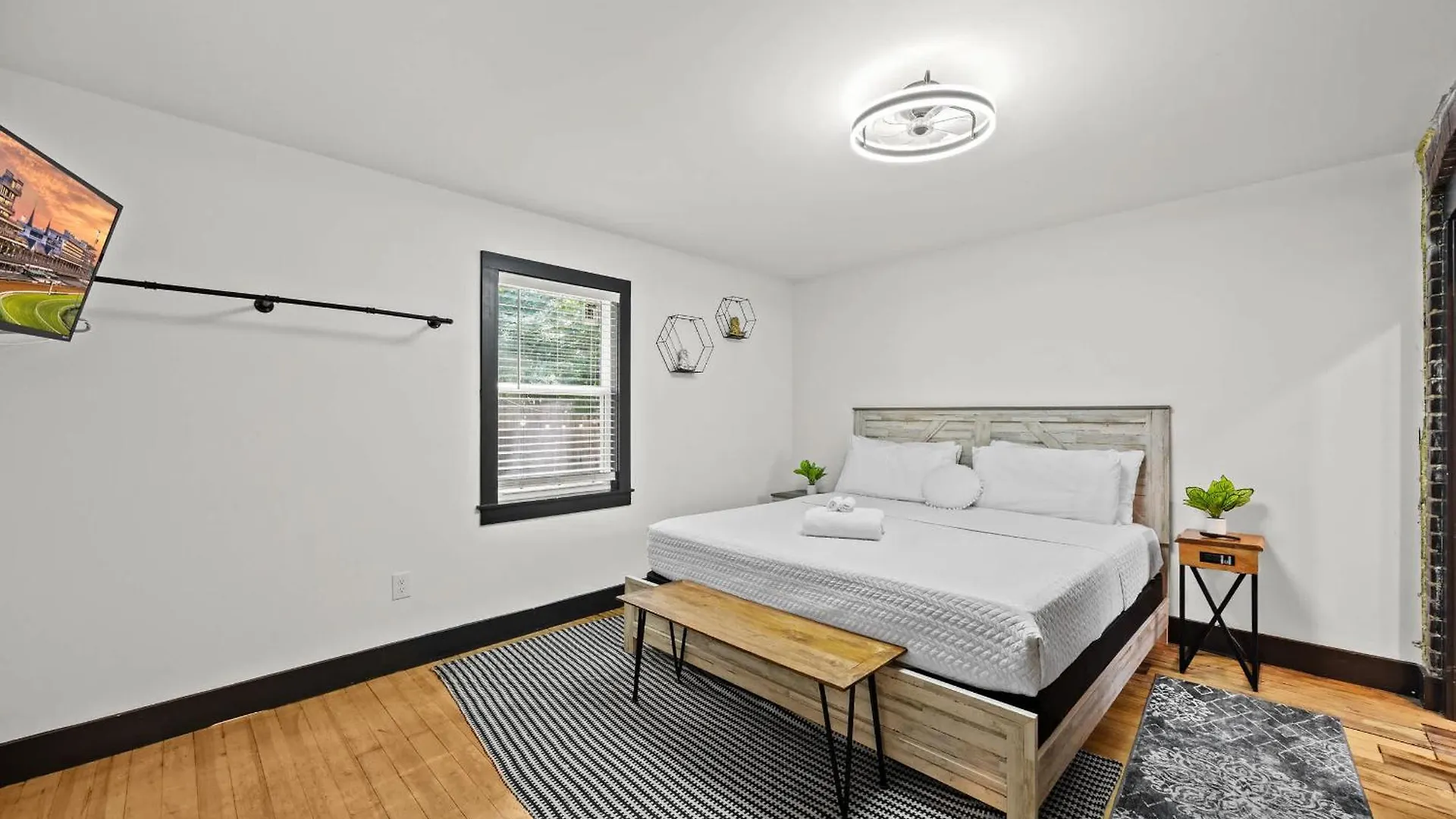 Unique Black Home In The Heart Of Shelby Park Луисвилл