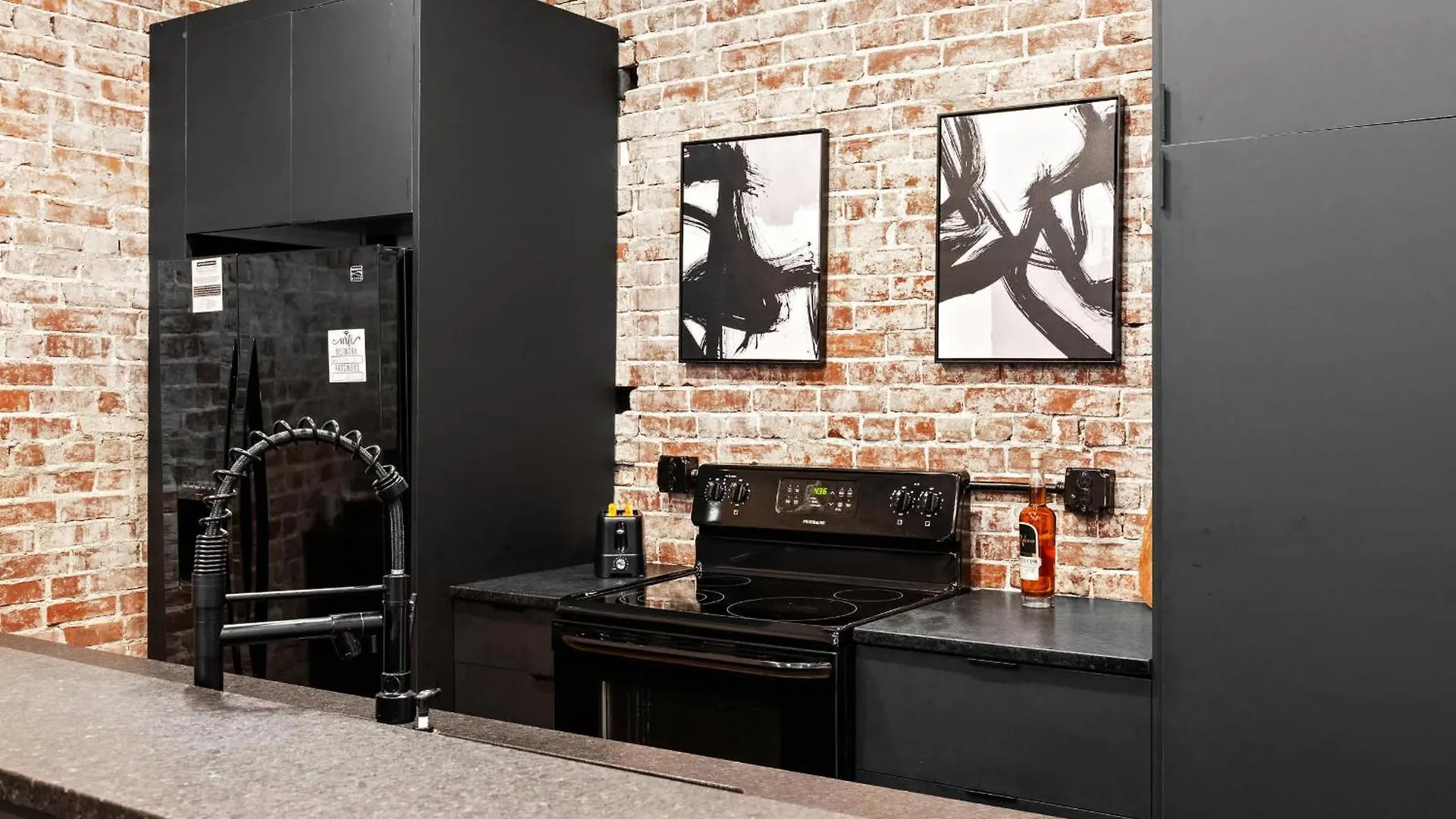 Дом отдыха Unique Black Home In The Heart Of Shelby Park Луисвилл