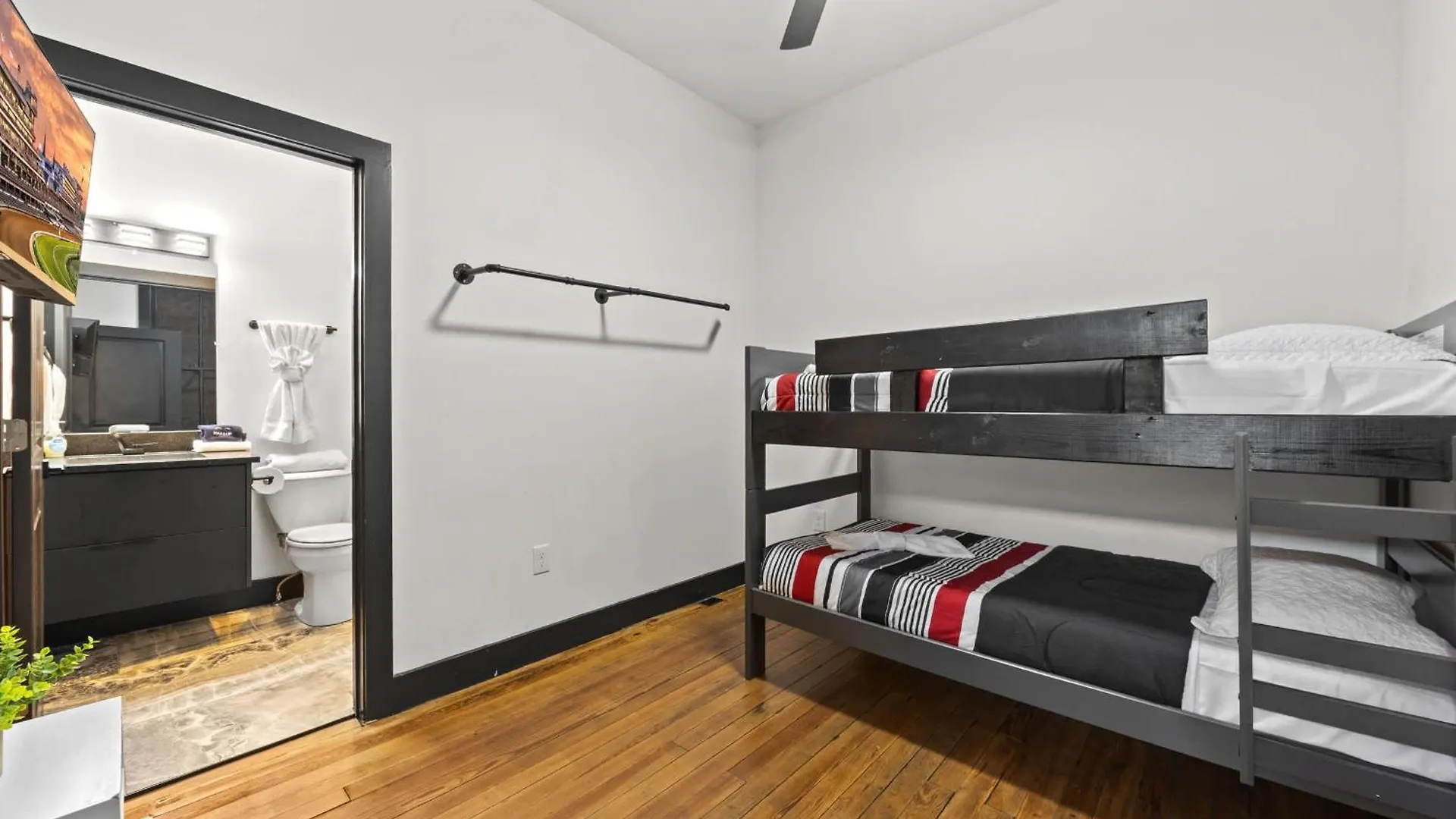 Дом отдыха Unique Black Home In The Heart Of Shelby Park Луисвилл
